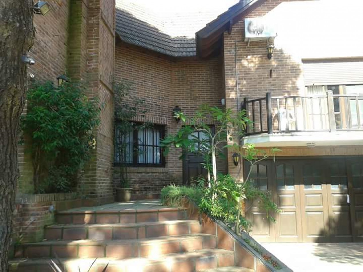 Espectacular Casa de 4 dormitorios 3 Baños Quincho cubierto Cochera para 3 autos